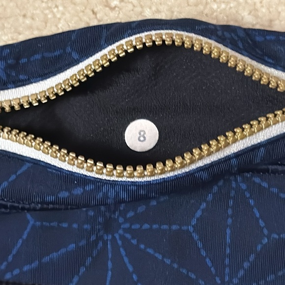 Lululemon black capri leggings with gray and blue inserts size 8 - Picture 10 of 11